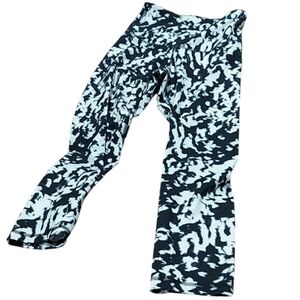 Old navy active go-dry patterned Capri size xs in black and white